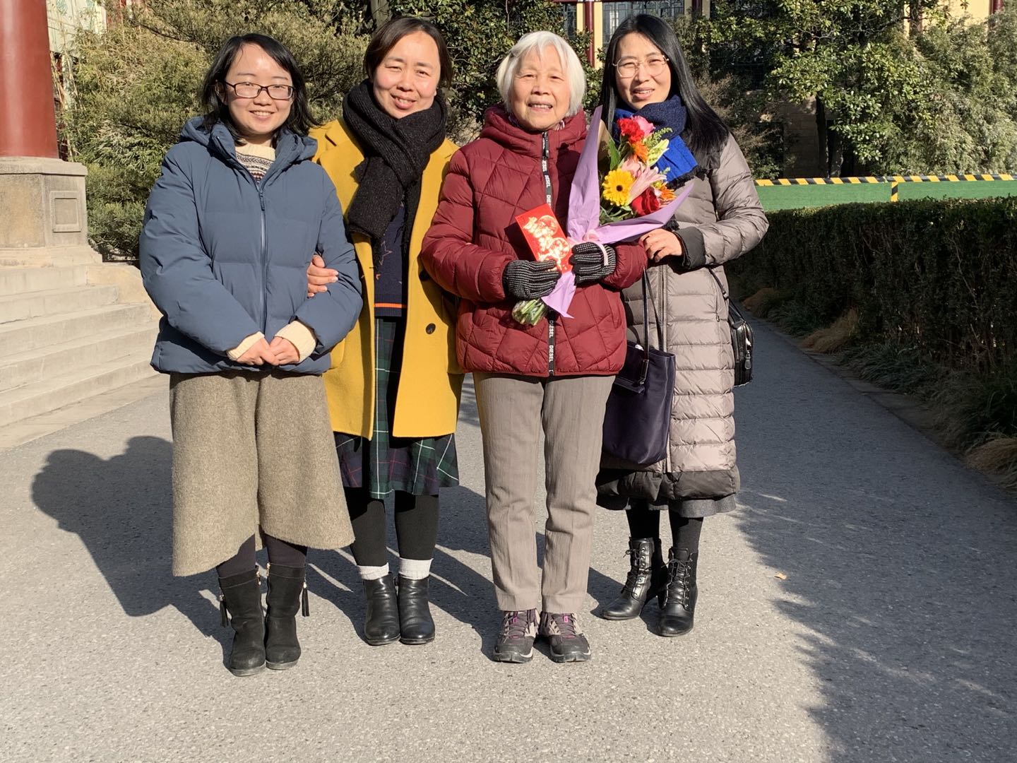 张永英,王玲艳,刘颖三位老师看望楼必生老师.jpg 张永英,王玲艳,刘颖三位老师看望楼必生老师.jpg