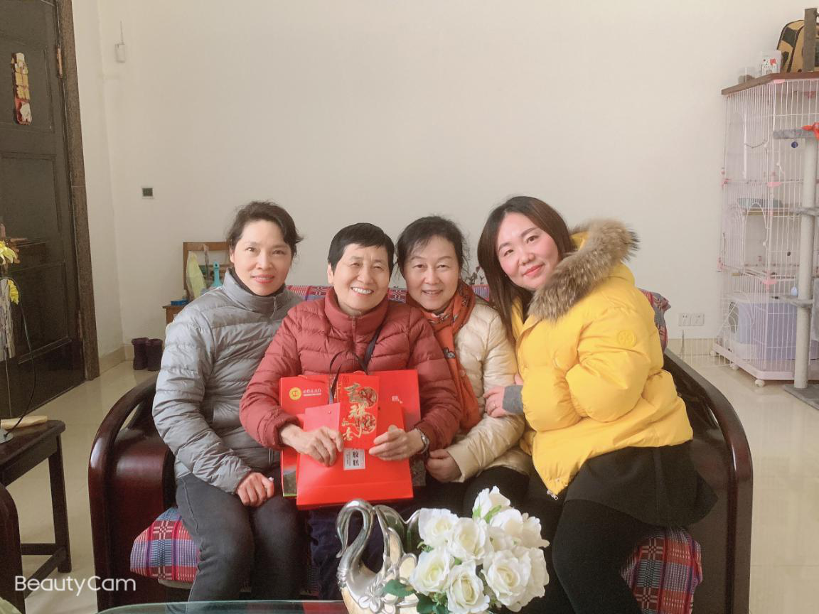 邱学青,孔起英和邸征宇三位老师看望许卓娅老师.png 邱学青,孔起英和邸征宇三位老师看望许卓娅老师.png