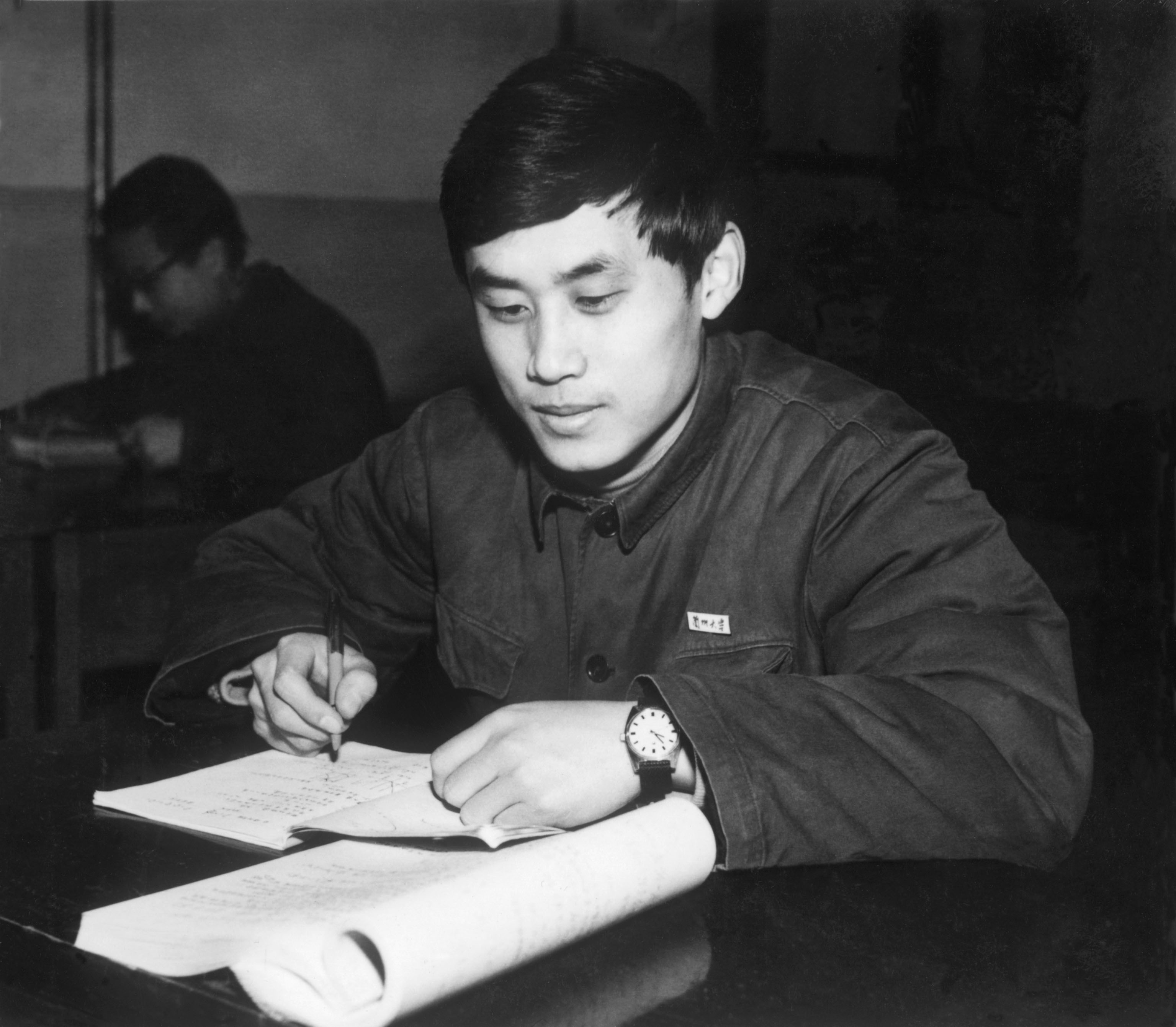 美国58所大学物理系1981年在我国招收132名研究生的考试中，兰州大学物理系23岁的胡青同学获得全国总分第一名.jpg