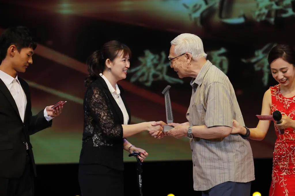 2016年由傅恒志老师将“师德杯”传递给都琳老师.jpg