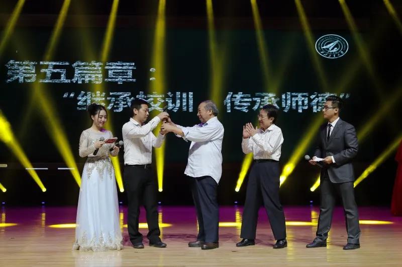 2017年由孙进才老师将“师德杯”传递给谢科予老师.jpg