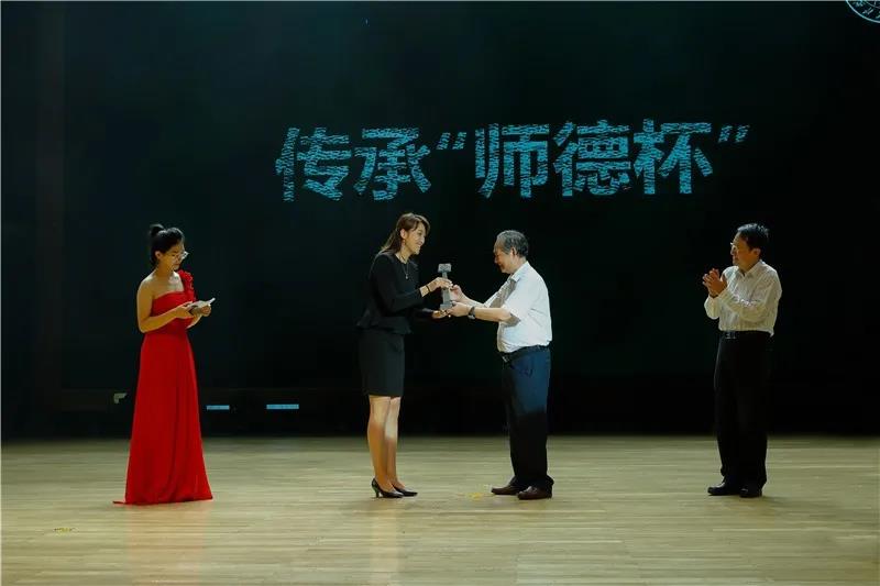 2019年由马远良老师将“师德杯”传递给张莹老师.jpg