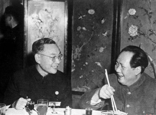 1951年11月,毛泽东与列席中国人民政治协商会议第一届全国委员会第三次会议的专家代表黄家驷亲切交谈。.jpg 1951年11月,毛泽东与列席中国人民政治协商会议第一届全国委员会第三次会议的专家代表黄家驷亲切交谈。.jpg