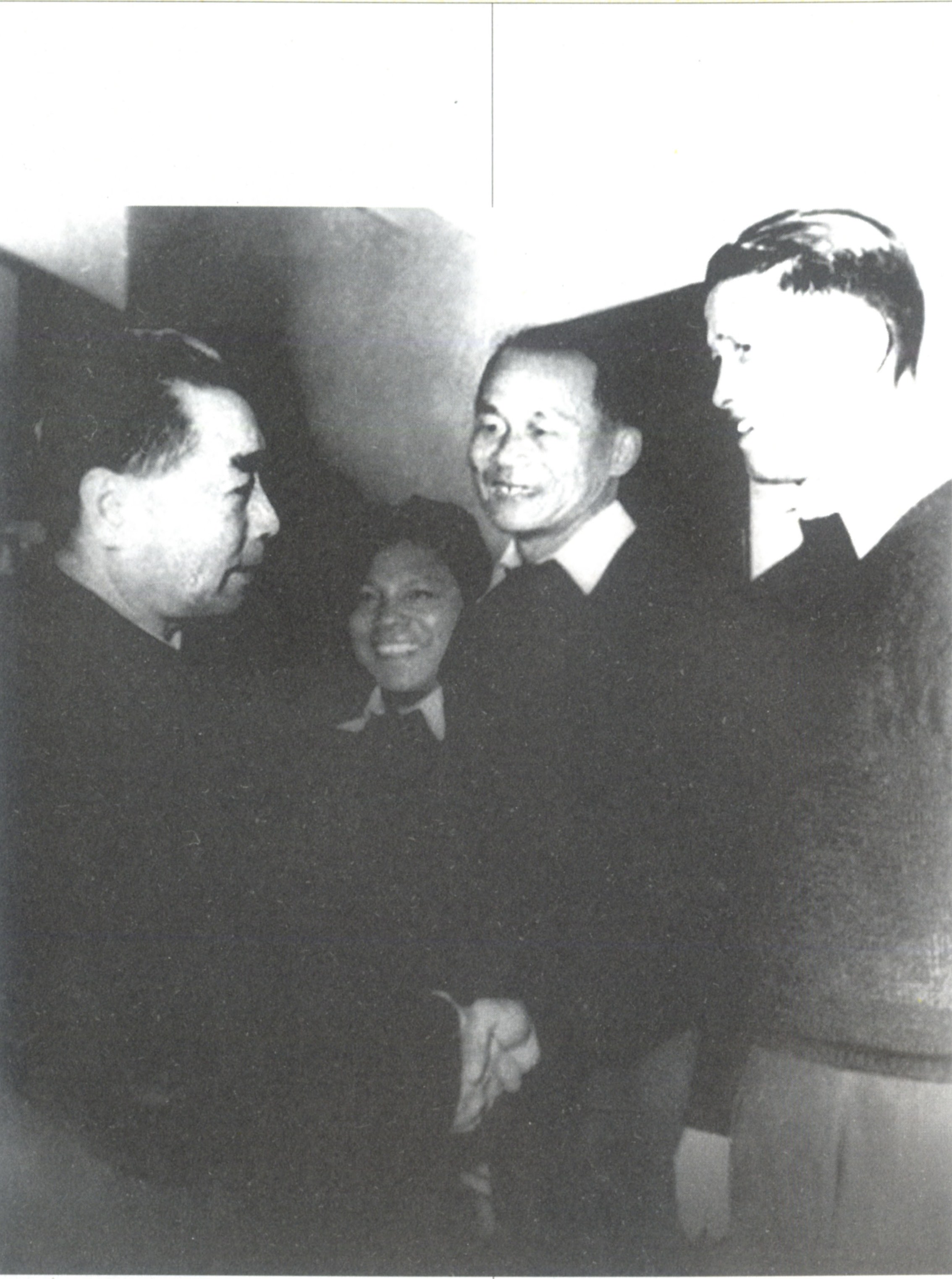 1957年12月24日,周恩来总理在上海虹口体育场接见体育部周达云教授(右二).jpg 1957年12月24日,周恩来总理在上海虹口体育场接见体育部周达云教授(右二).jpg