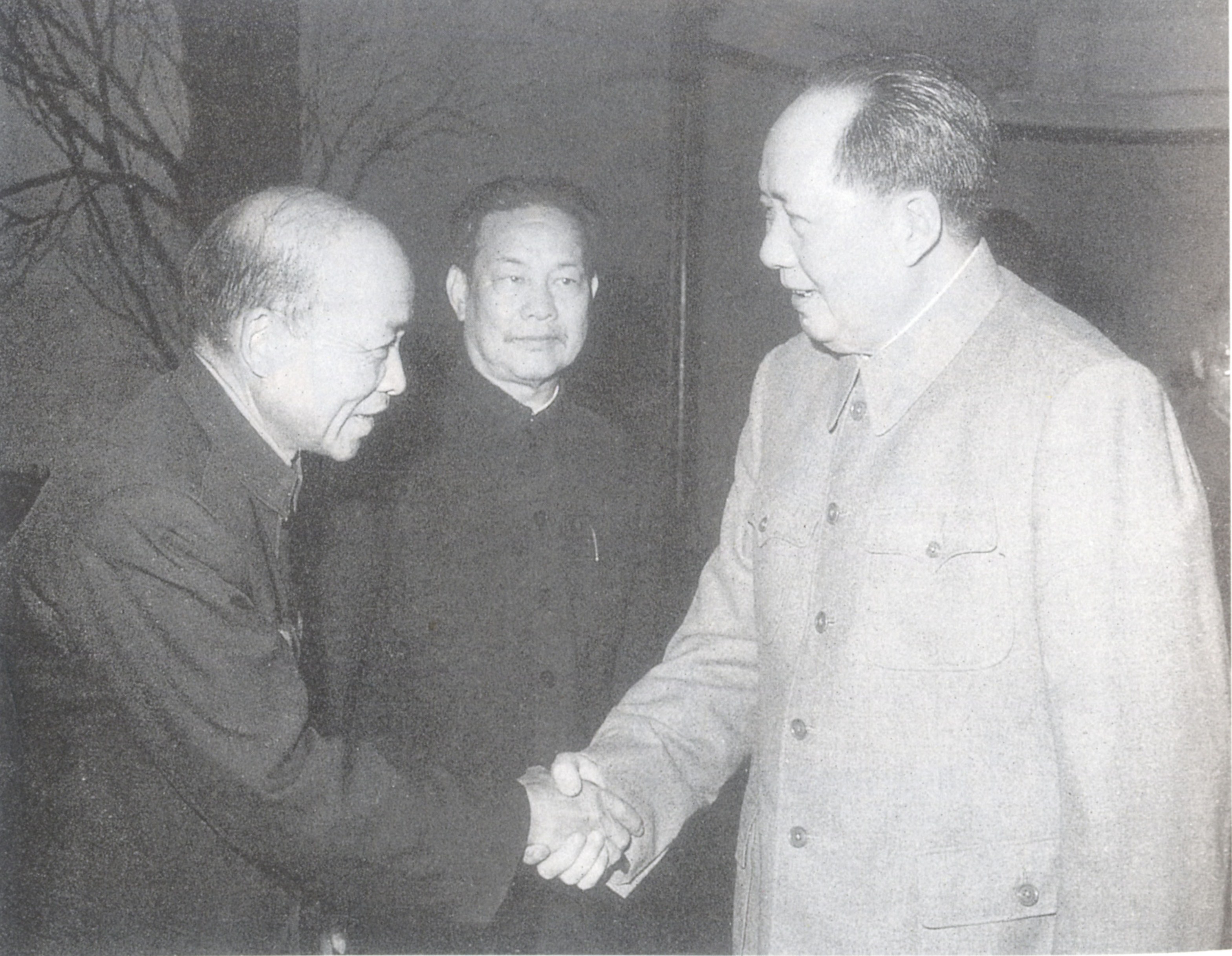 1961年5月1日,毛泽东与苏步青亲切握手,中为京剧表演艺术家周信芳。.jpg 1961年5月1日,毛泽东与苏步青亲切握手,中为京剧表演艺术家周信芳。.jpg