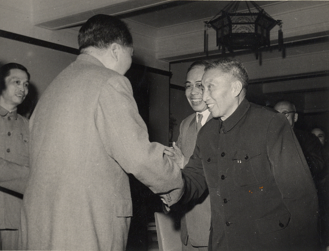 1961年5月1日晚,毛泽东主席在锦江饭店接见与各民主党派上海市地方组织负责人及教育、文化、科学界代表座谈,与陈望道亲切握手.jpg 1961年5月1日晚,毛泽东主席在锦江饭店接见与各民主党派上海市地方组织负责人及教育、文化、科学界代表座谈,与陈望道亲切握手.jpg