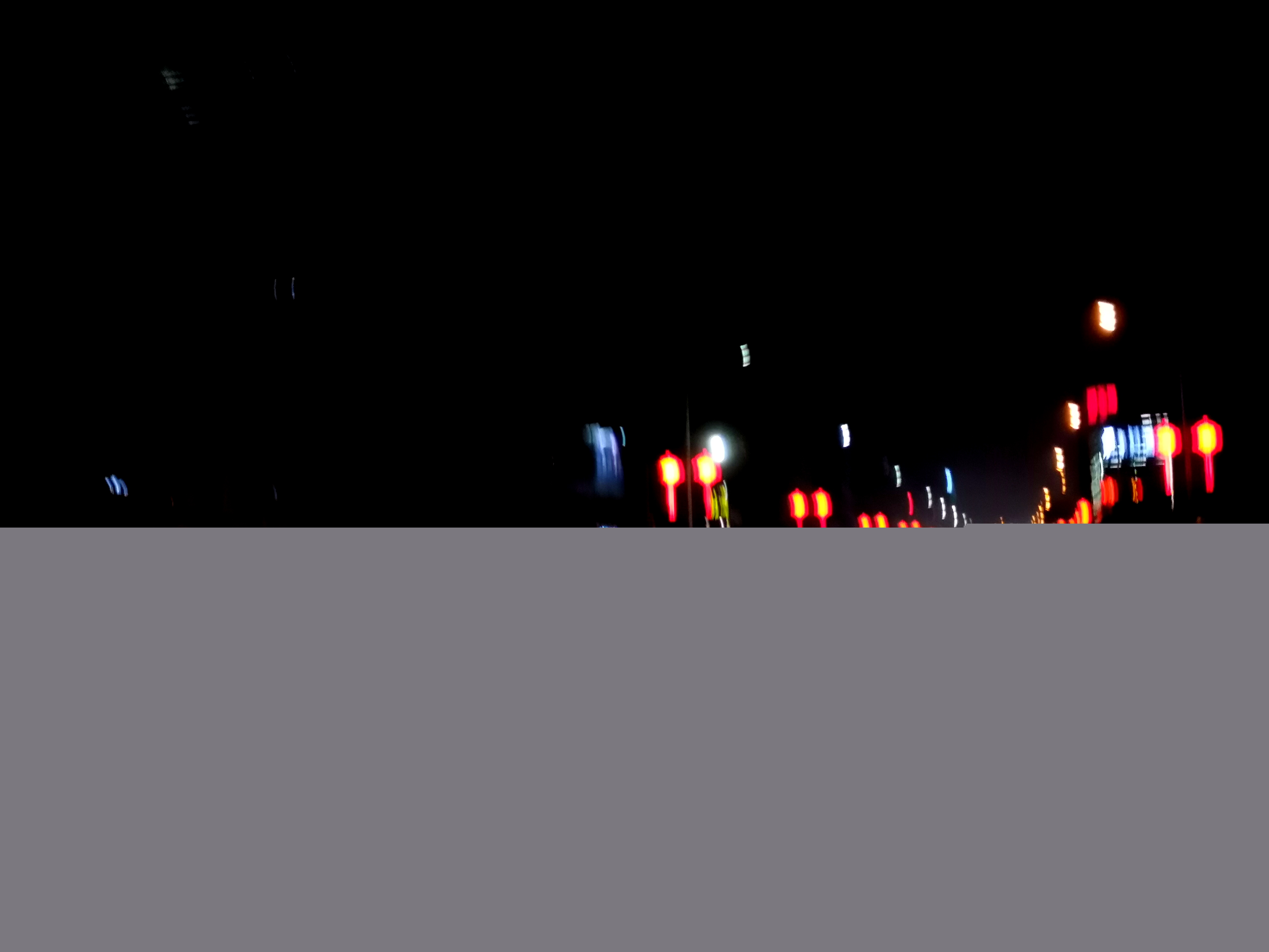 平时本应该热闹繁华的街道现在空荡寂静，让人怀念街道上车水马龙的时候，我相信白昼越来越长，希望越来越大，繁华热闹的景象用不了多久就能见到。——程雪莲