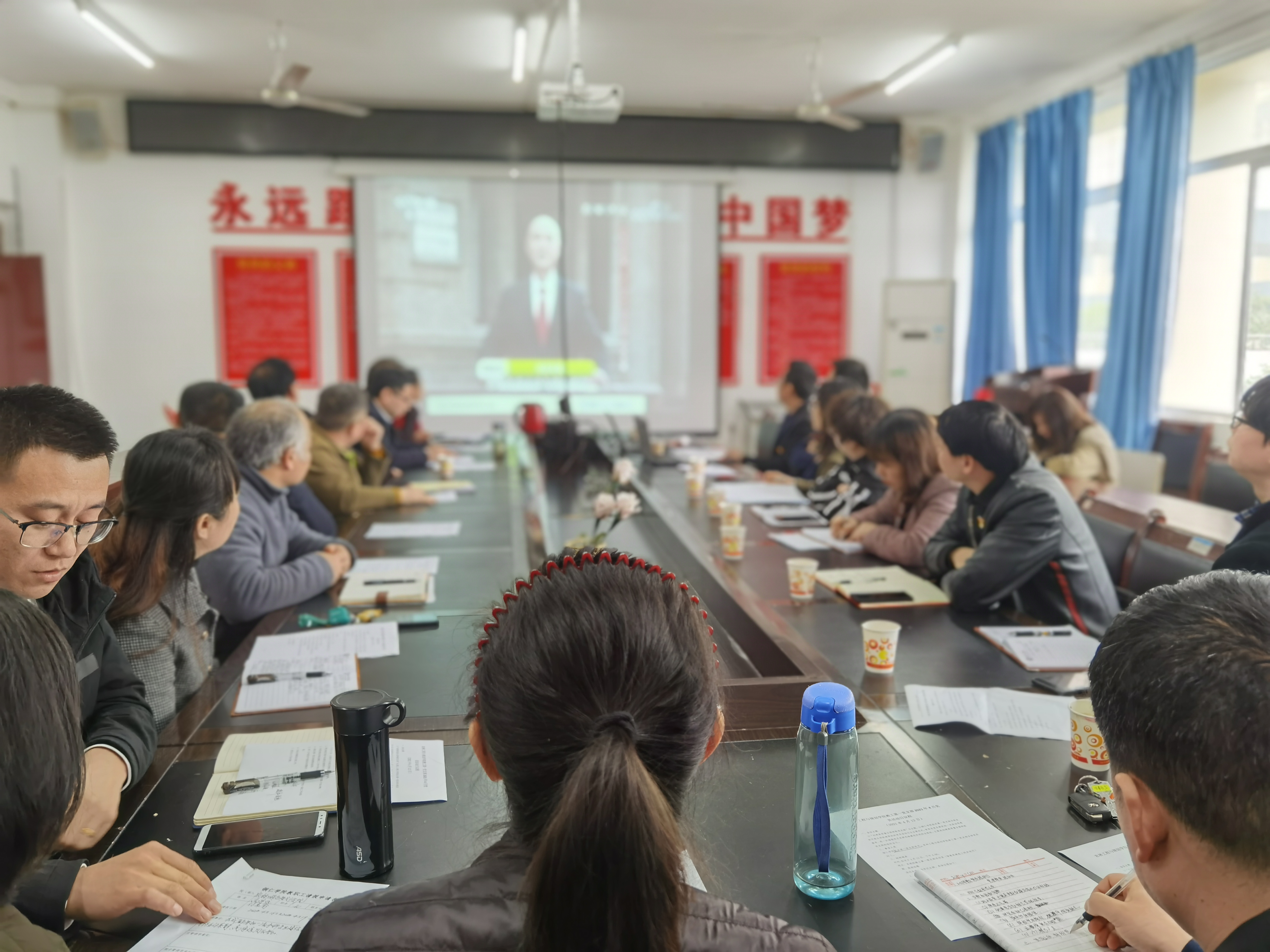 2 两支部党员集中学习收看党史教育课《五四运动神州觉醒》