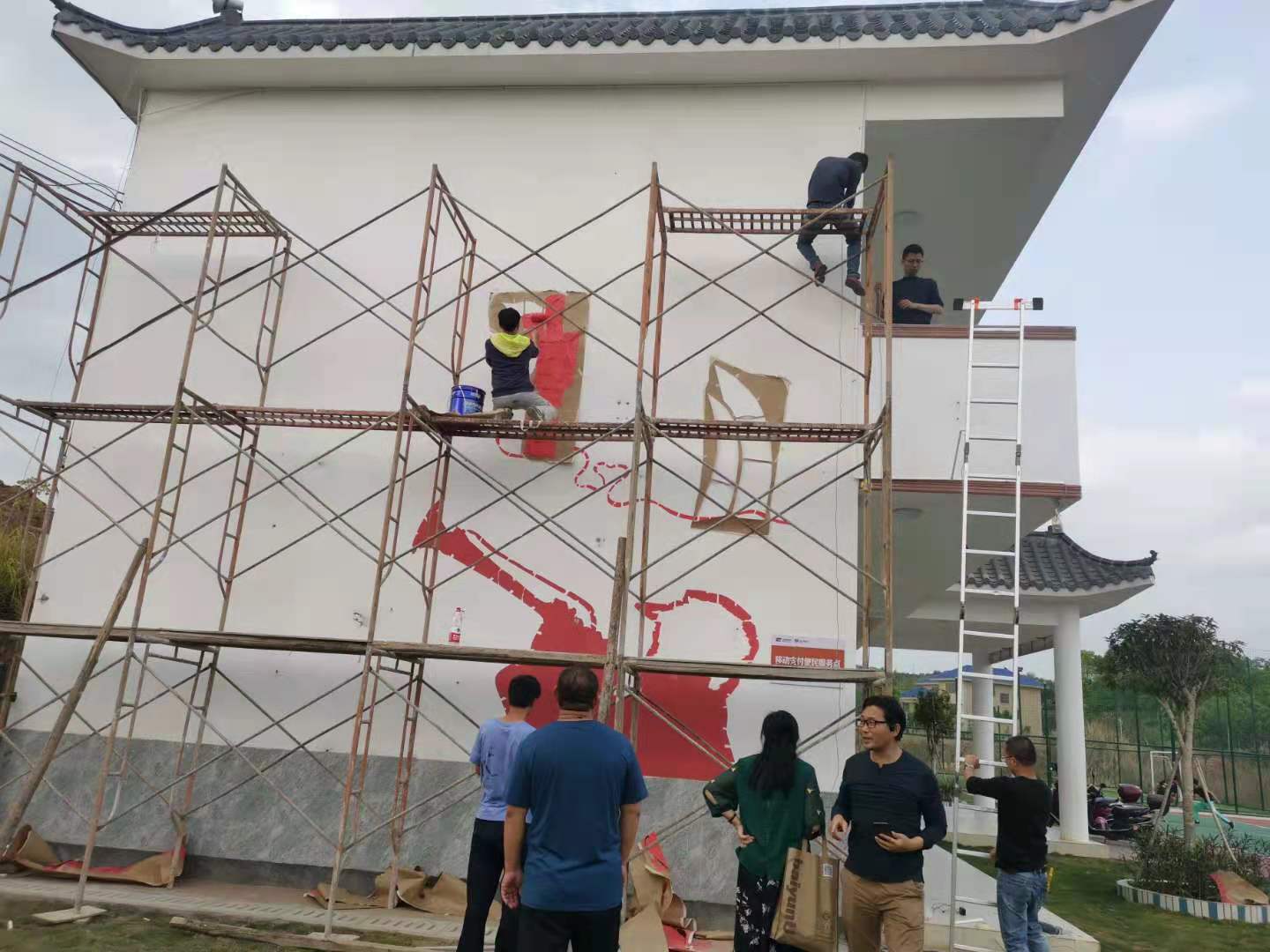 团队墙绘绘制现场.jpg 团队墙绘绘制现场.jpg
