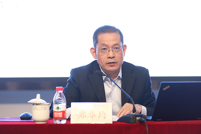 “科研大讨论”启动仪式-郑华均作科研工作报告.jpg