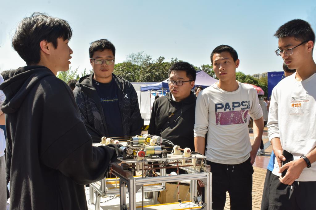 同学们展示作品.jpg 同学们展示作品.jpg