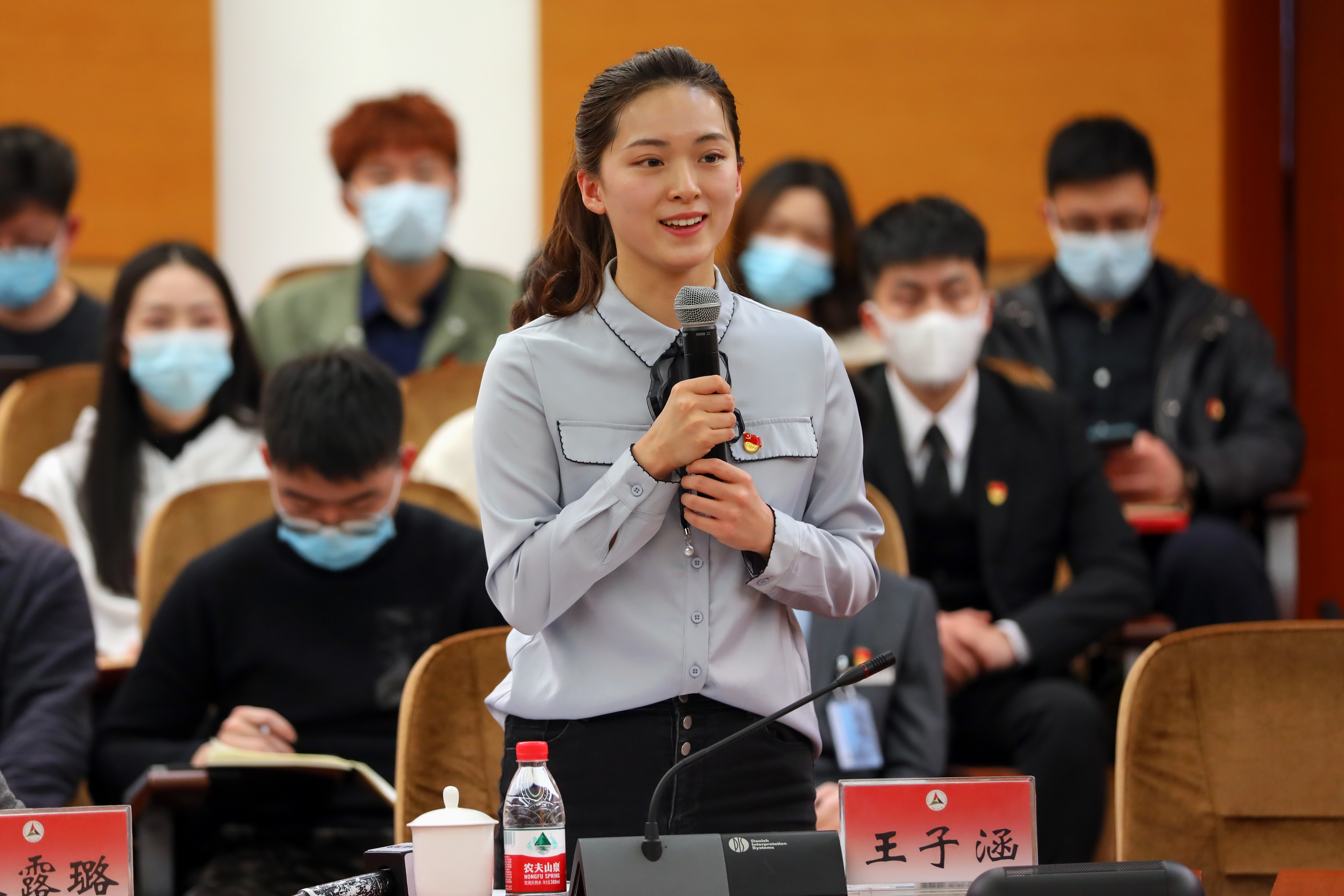 冷溶同志与师生互动交流。