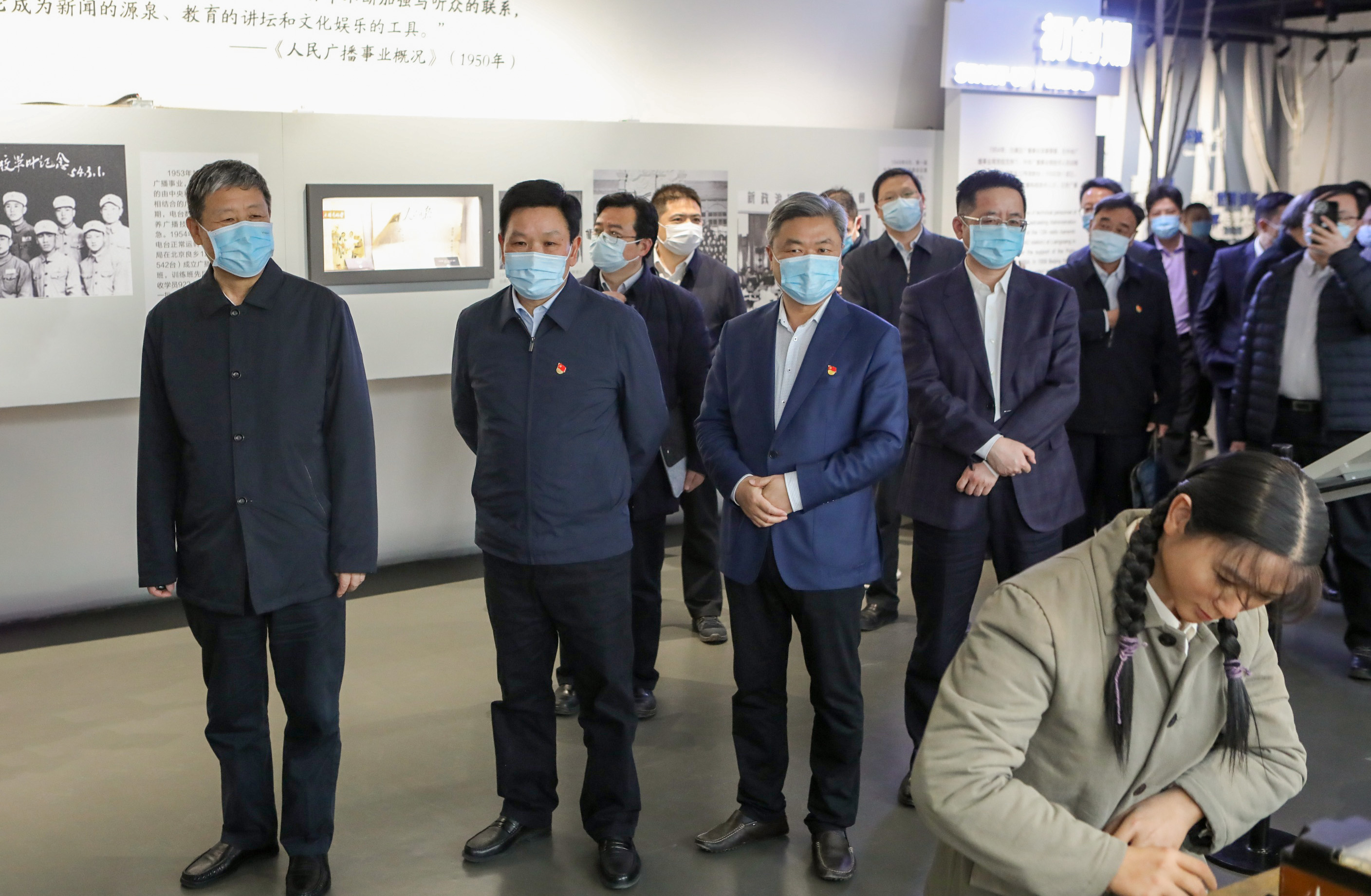 冷溶同志、莫高义同志在廖祥忠书记等校领导陪同下参观中传校史馆、传媒博物馆。