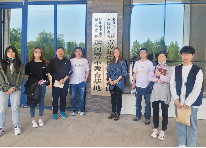 党员王颖和学生在纪委监委运河警示教育基地合影.png 党员王颖和学生在纪委监委运河警示教育基地合影.png