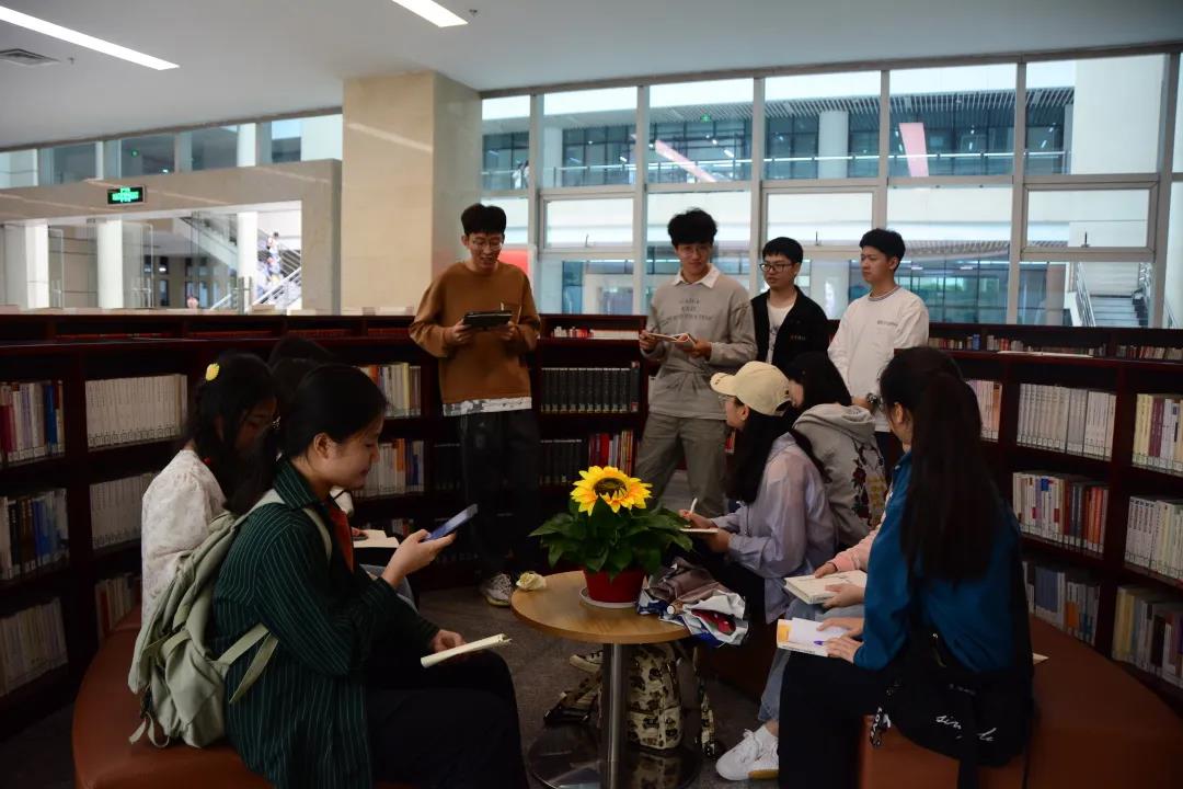 聚精会神听组员发言.jpg 聚精会神听组员发言.jpg