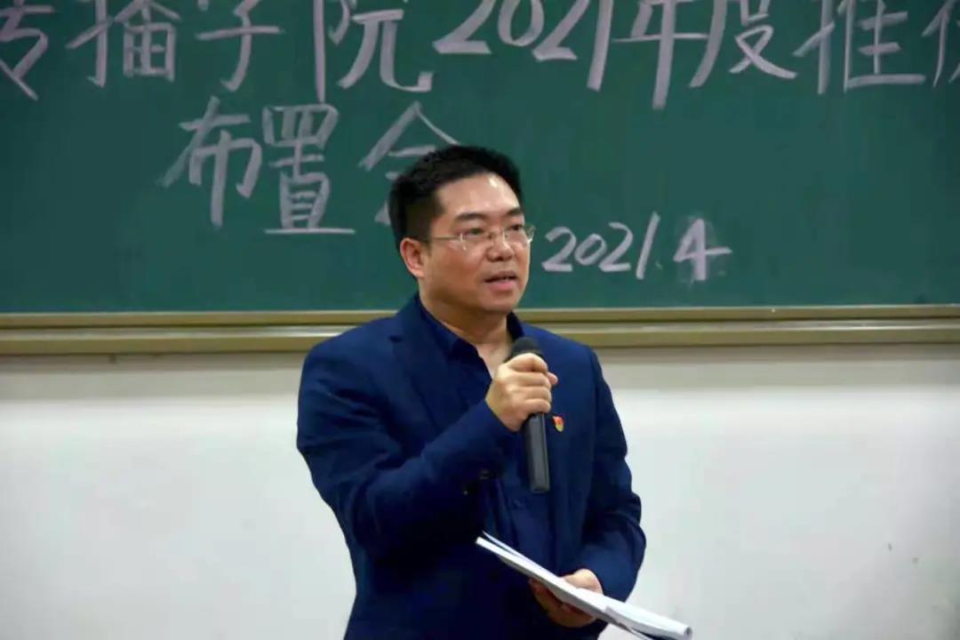 银健老师强调工作重点.jpg 银健老师强调工作重点.jpg