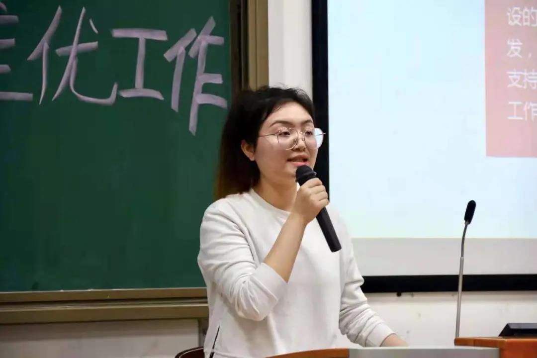 奋进社社长周思涵介绍奋进社工作.jpg 奋进社社长周思涵介绍奋进社工作.jpg