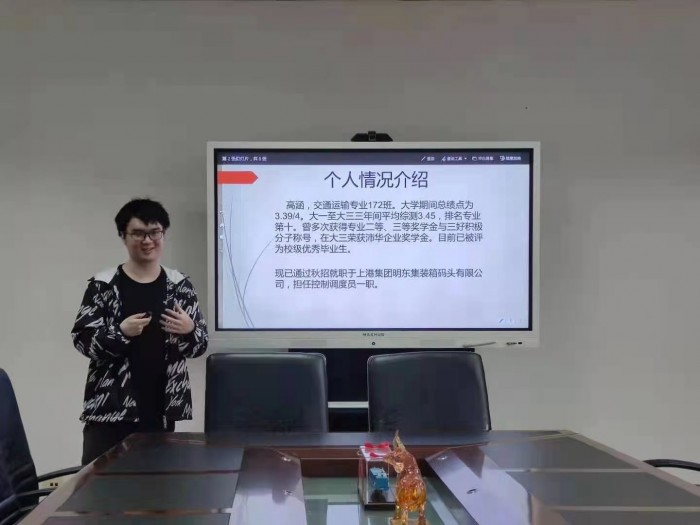 高涵学长正在分享经验.jpg 高涵学长正在分享经验.jpg