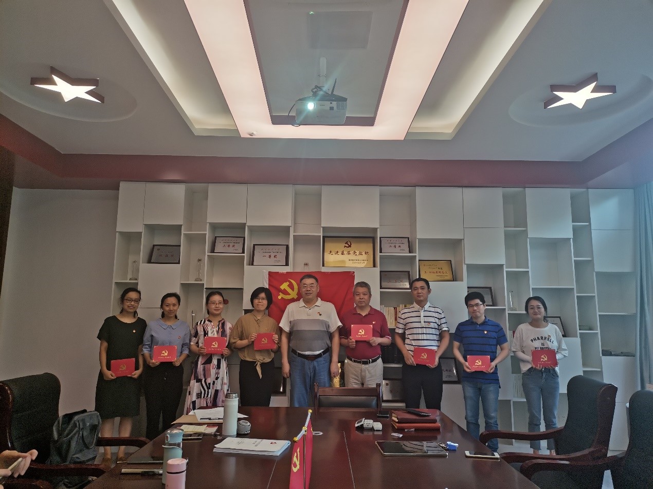 院党委书记陈耀辉同志向过政治生日的同志赠送贺卡与勉励.jpg 院党委书记陈耀辉同志向过政治生日的同志赠送贺卡与勉励.jpg