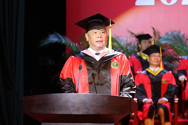 2021届研究生学位授予仪式-陈杰教授主持仪式.jpg 2021届研究生学位授予仪式-陈杰教授主持仪式.jpg