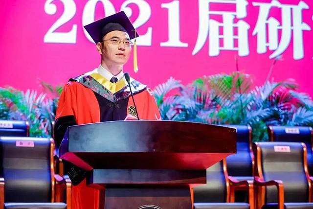 2021届研究生学位授予仪式-学校研究生院执行院长郑仁朝教授担任学位授予仪式司仪.jpg 2021届研究生学位授予仪式-学校研究生院执行院长郑仁朝教授担任学位授予仪式司仪.jpg