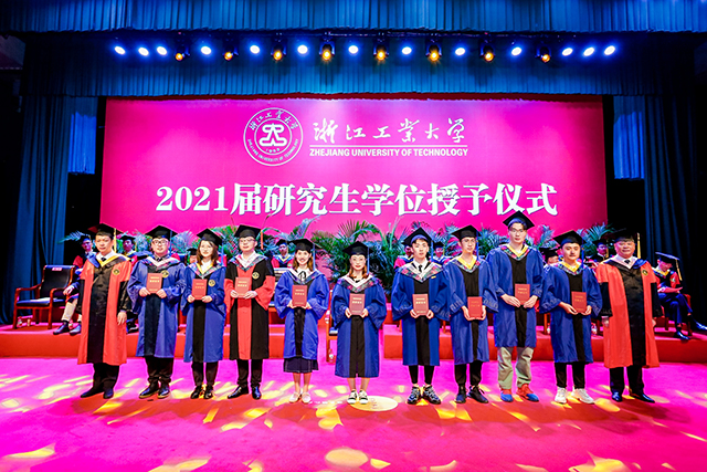 2021届研究生学位授予仪式-陈杰教授和陈积明教授为2021届优秀研究生毕业生颁发证书.jpg 2021届研究生学位授予仪式-陈杰教授和陈积明教授为2021届优秀研究生毕业生颁发证书.jpg