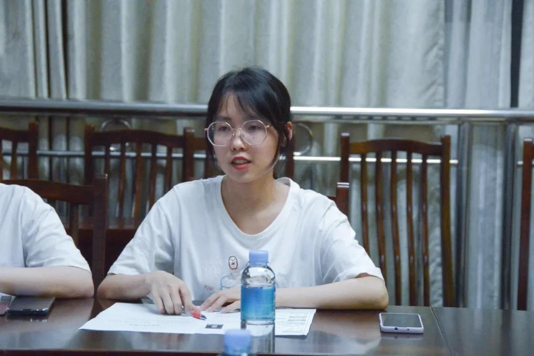 与会同学和老师交流.jpg 与会同学和老师交流.jpg