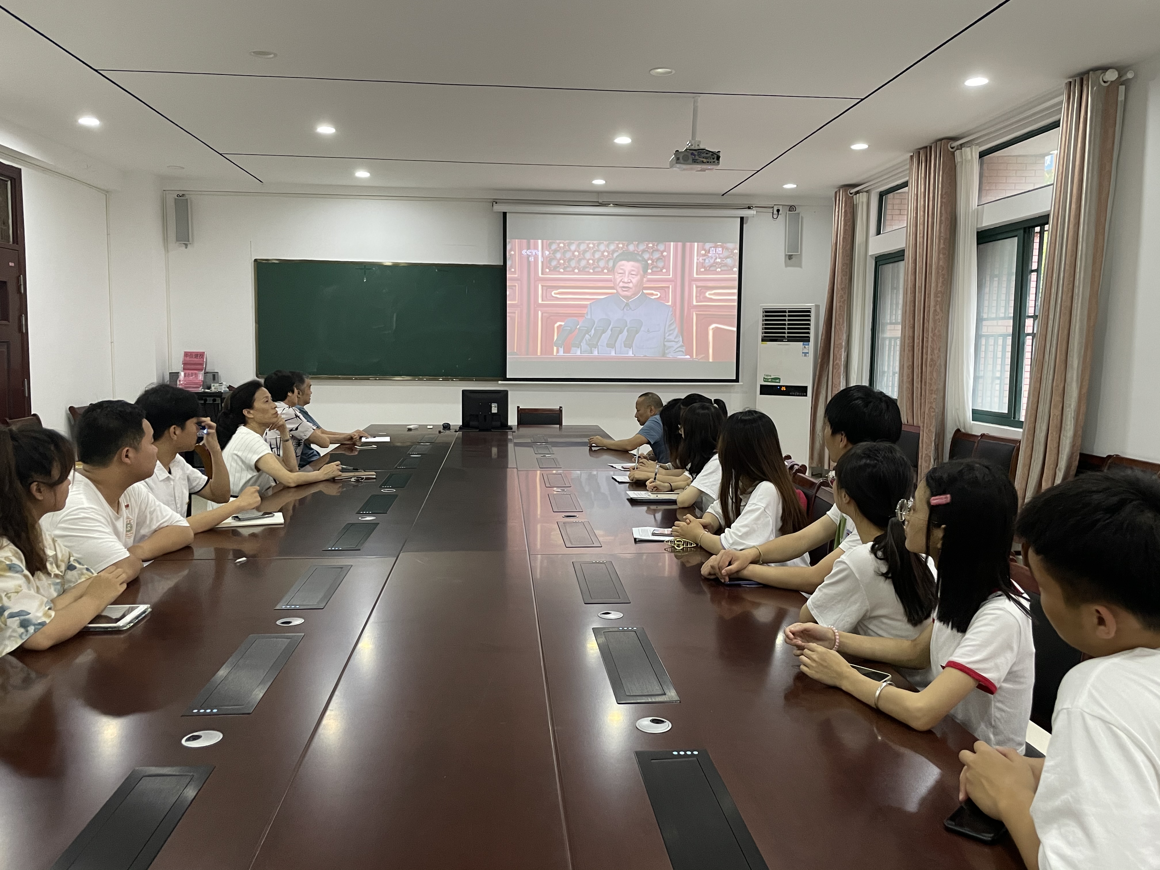 建党节观看大会.jpg 建党节观看大会.jpg