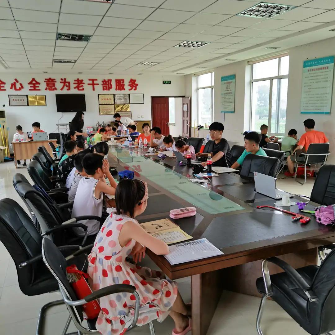 图为实践团成员教孩子文化课.jpg 图为实践团成员教孩子文化课.jpg