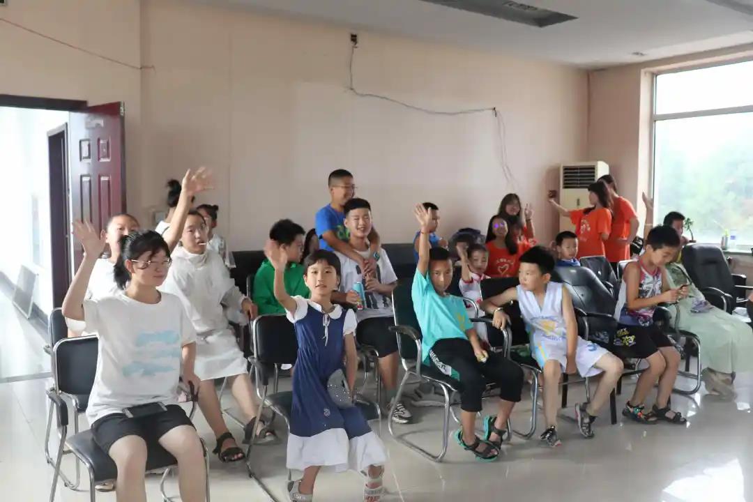 图为孩子们期待联欢汇演的开始.jpg 图为孩子们期待联欢汇演的开始.jpg