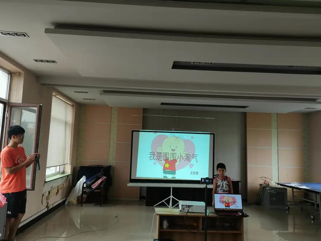 图为小朋友演唱歌曲《我是图图小淘气》.jpg 图为小朋友演唱歌曲《我是图图小淘气》.jpg