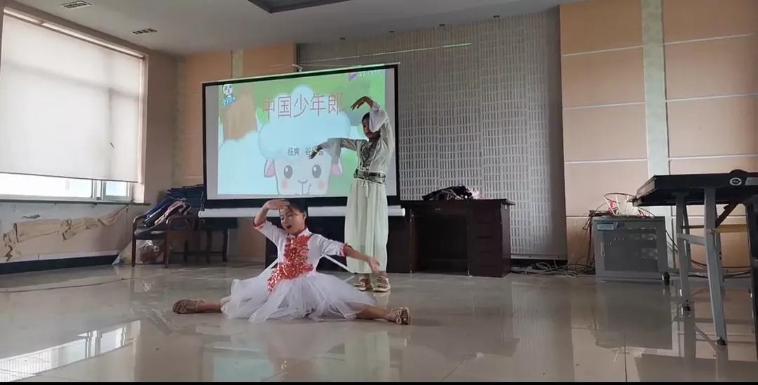 图为双人舞《中国少年郎》1.jpg 图为双人舞《中国少年郎》1.jpg