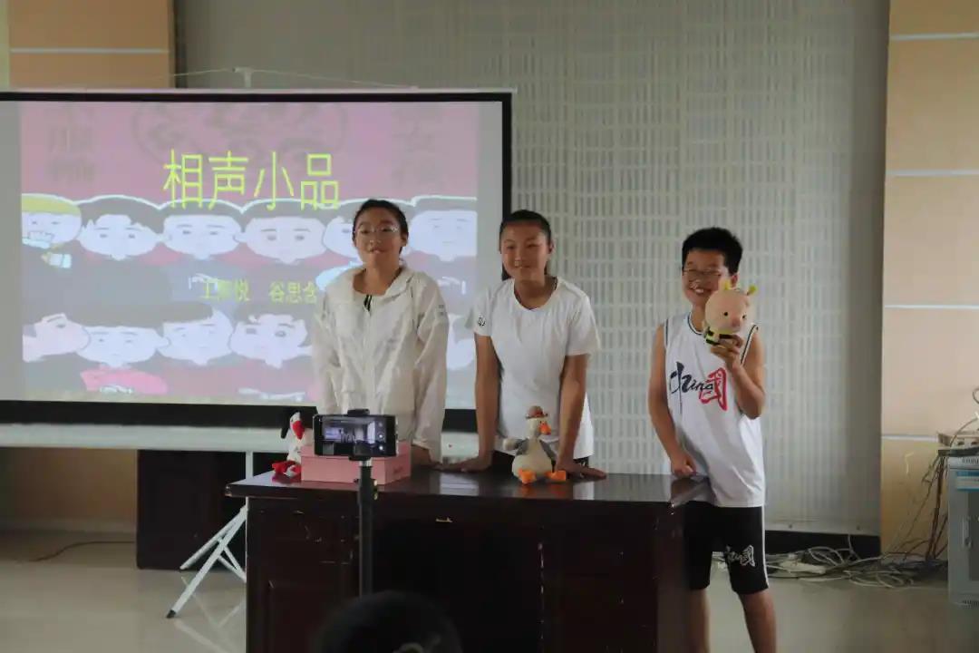 图为小朋友表演相声小品.jpg 图为小朋友表演相声小品.jpg