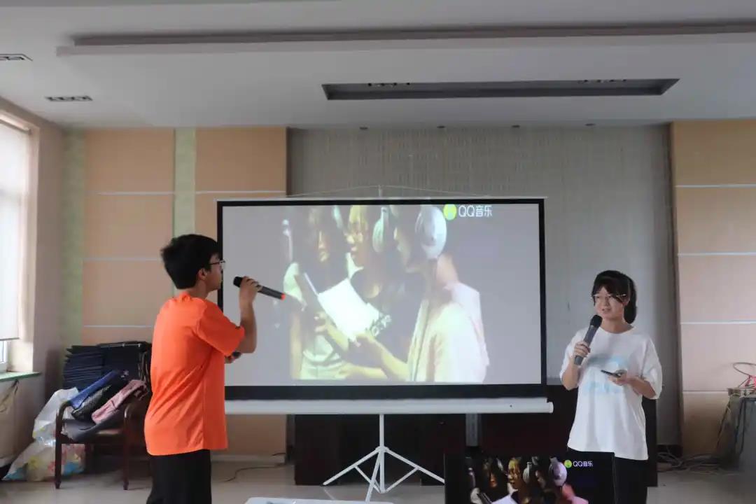 图为实践队员和孩子们共同演唱歌曲.jpg 图为实践队员和孩子们共同演唱歌曲.jpg