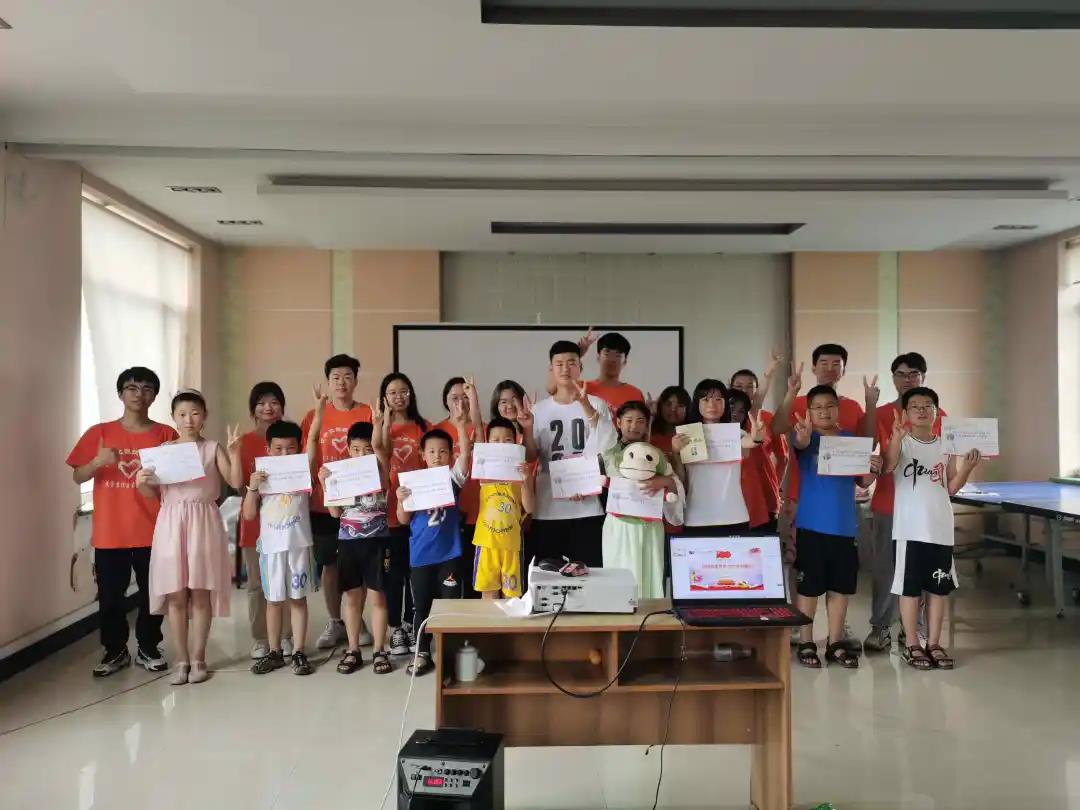 图为实践团成员给孩子们颁奖2.jpg 图为实践团成员给孩子们颁奖2.jpg