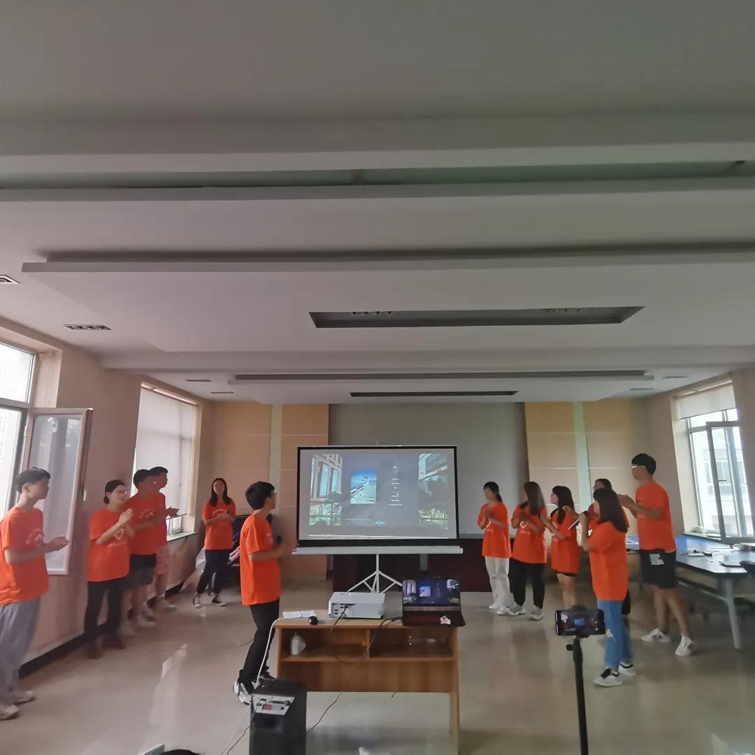 图为实践团成员歌曲合唱《再见》.jpg 图为实践团成员歌曲合唱《再见》.jpg