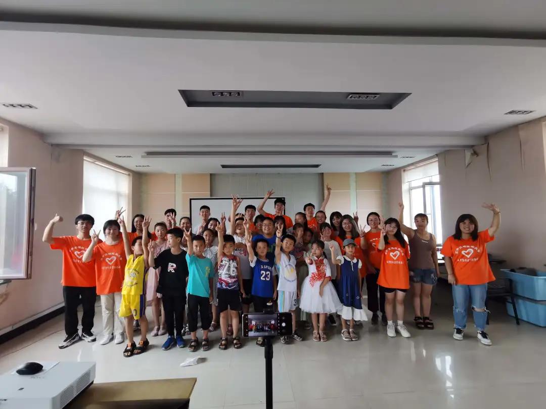 图为实践团成员和孩子们合影留念.jpg 图为实践团成员和孩子们合影留念.jpg