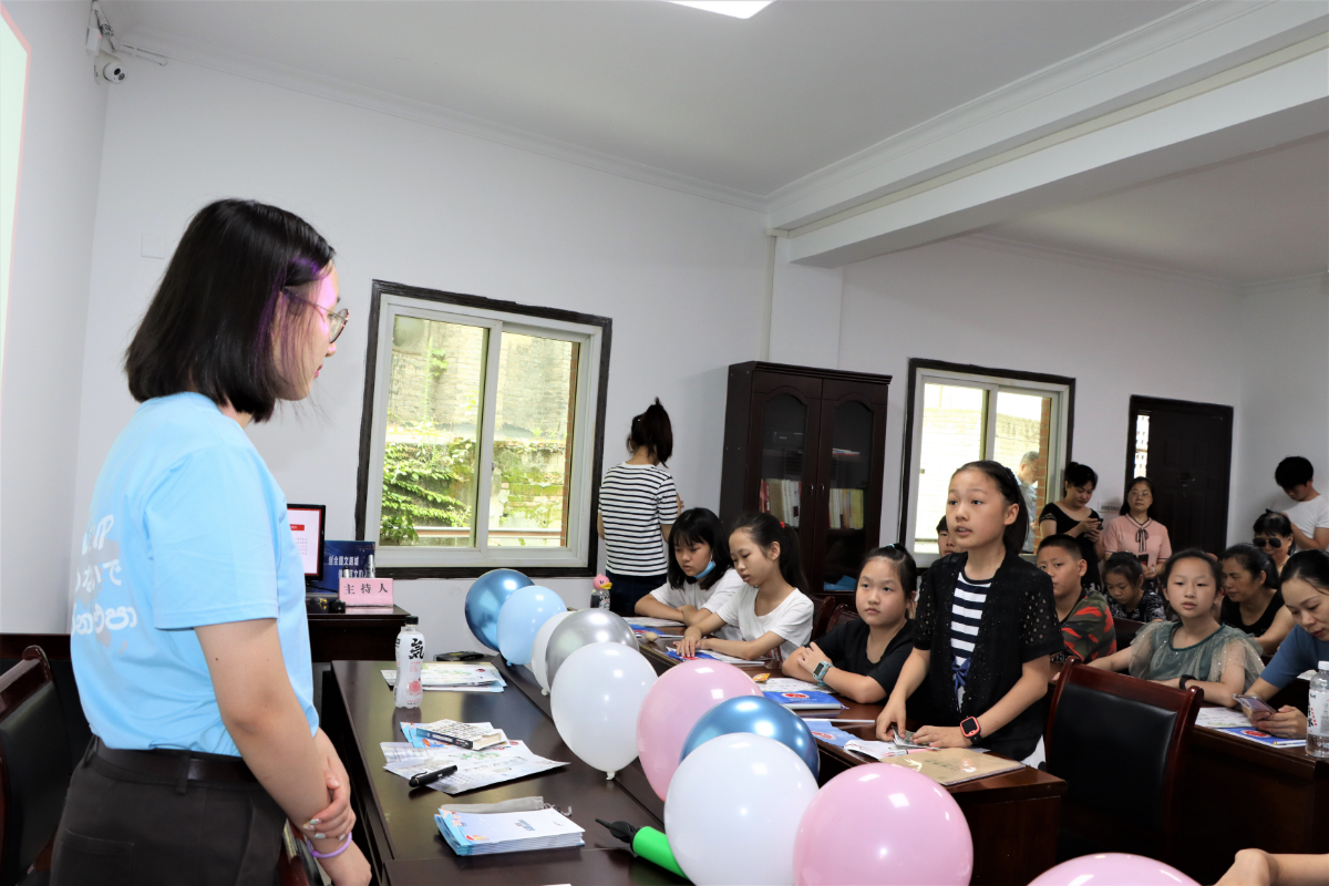 社区小朋友在向宣讲团志愿者提问.png 社区小朋友在向宣讲团志愿者提问.png