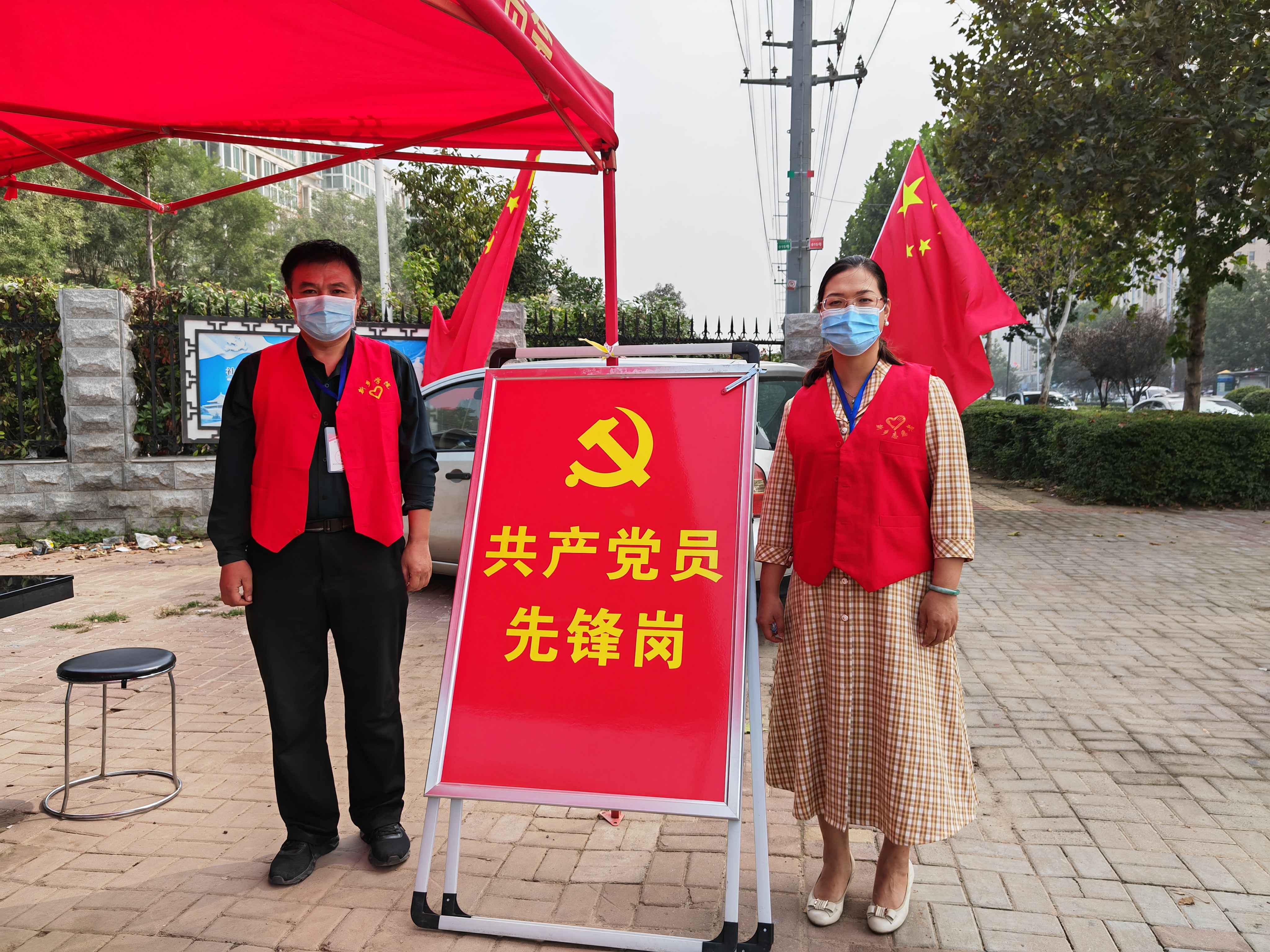 教师党员孔立新、张沙沙值守共产党员先锋岗.jpg 教师党员孔立新、张沙沙值守共产党员先锋岗.jpg