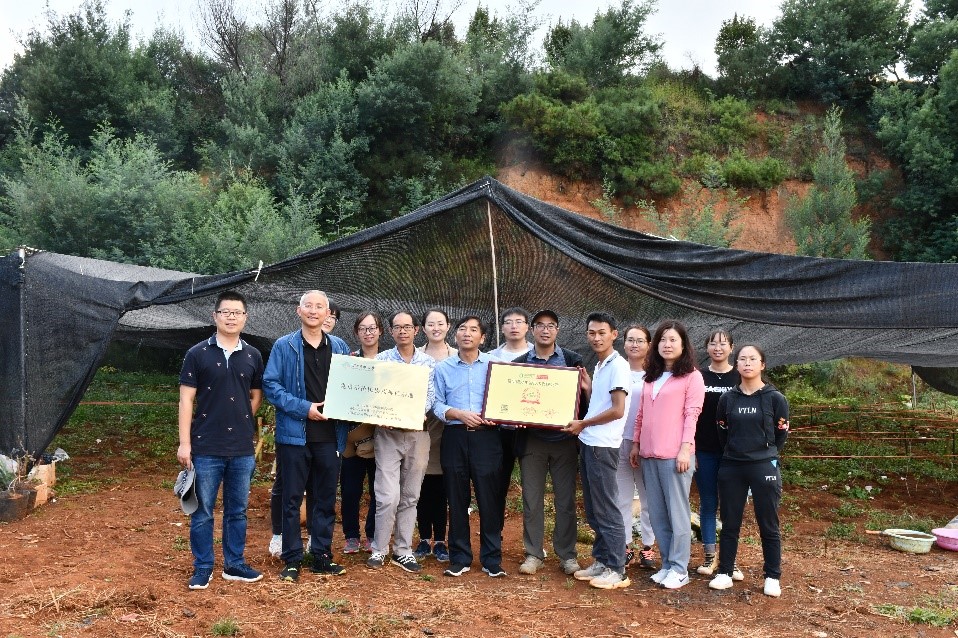 党员示范种植基地挂牌.jpg