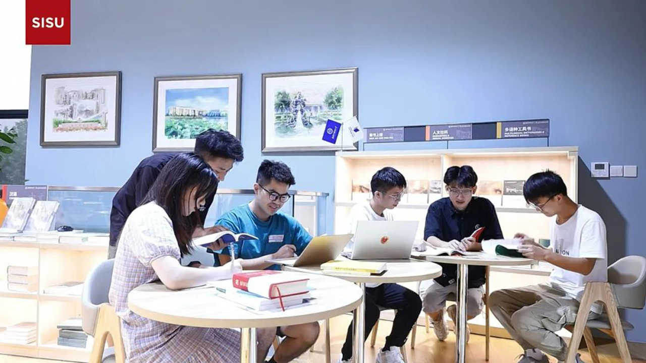 3 团队成员在上外西索寓言书店集体备课研讨.jpg
