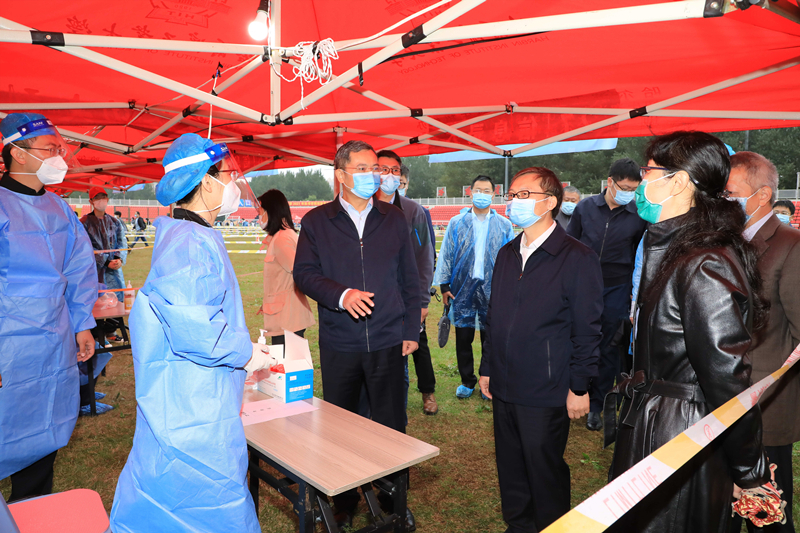 校领导走访检查核酸检测工作 看望慰问工作人员.jpg 校领导走访检查核酸检测工作 看望慰问工作人员.jpg