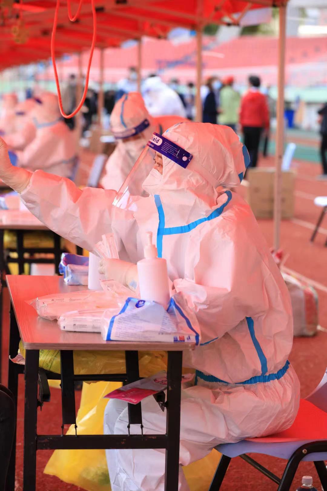 核酸检测现场的医护工作者.jpg 核酸检测现场的医护工作者.jpg