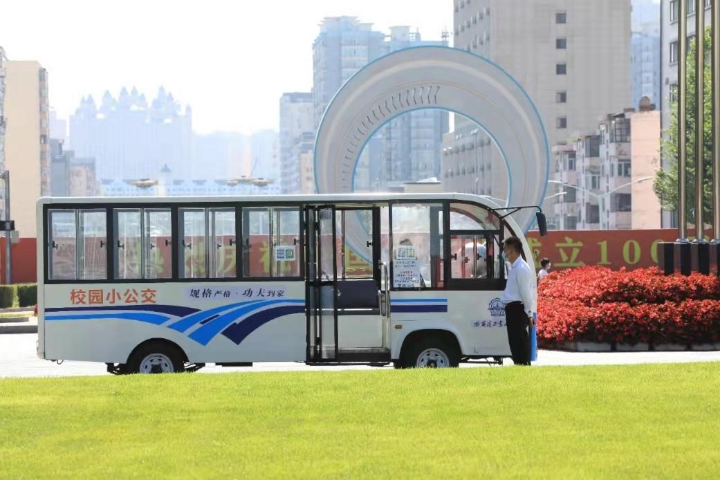 校园小公交让师生出行更方便.jpg 校园小公交让师生出行更方便.jpg