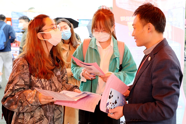 93653bdf4d2e4f70a1c5e7a6a02a70eb.jpg 学生与用人单位交流_副本.jpg