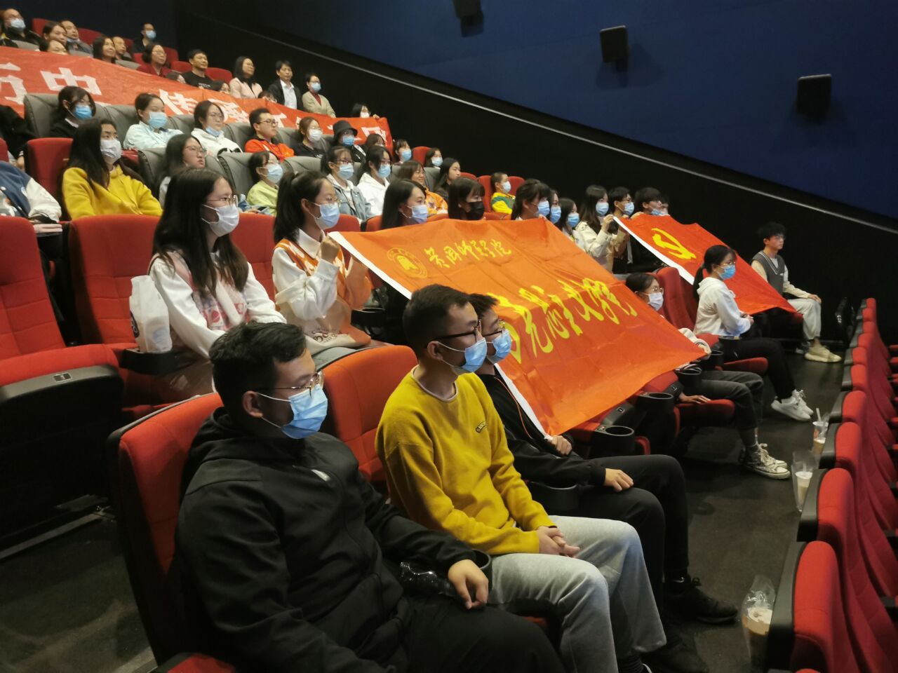 马克思主义学院组织师生观看爱国主义影片《长津湖》02