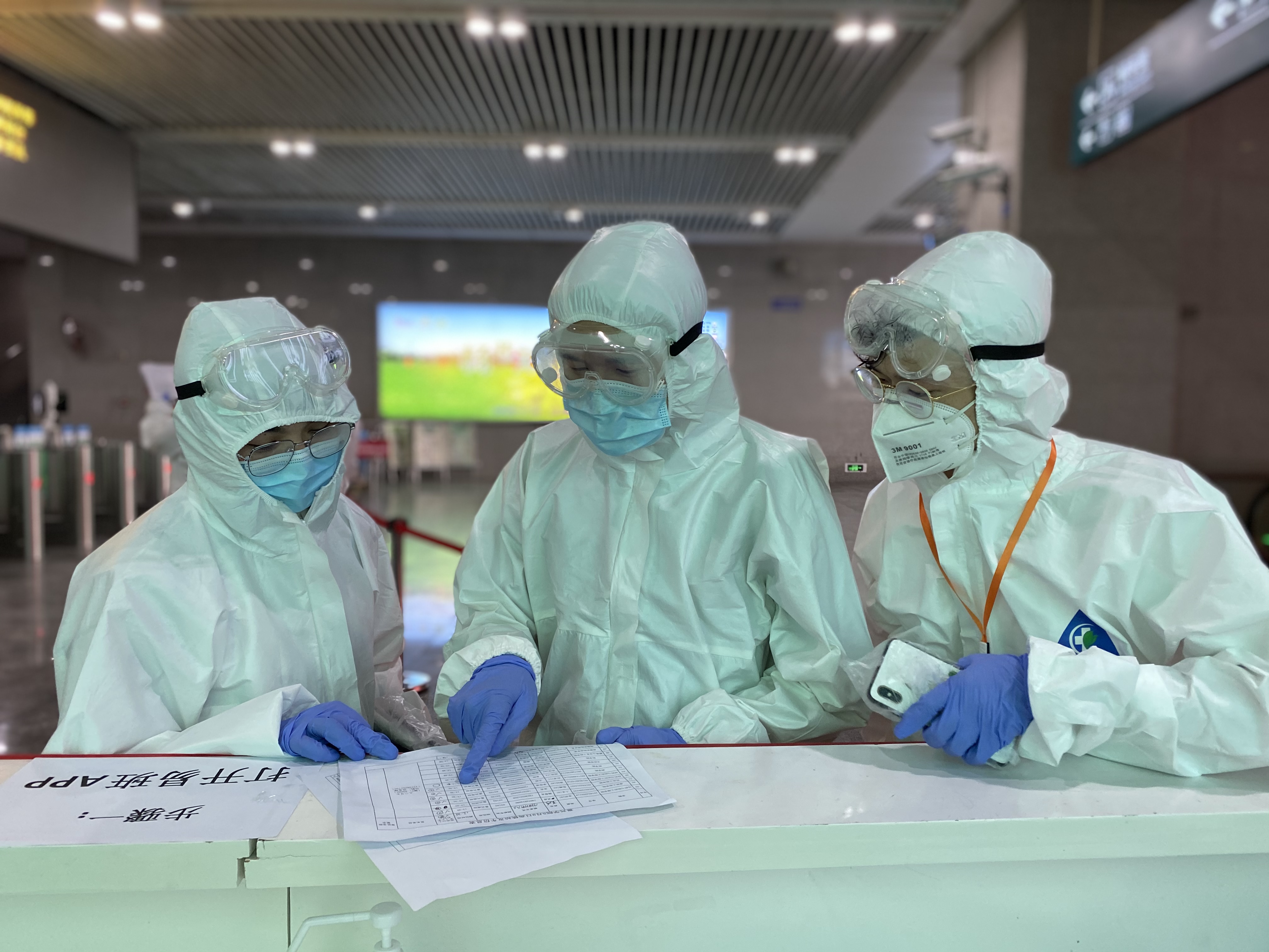 图为学院党委副书记虞岚率领党员志愿者赴嘉兴南站迎接返校学生.jpg 图为学院党委副书记虞岚率领党员志愿者赴嘉兴南站迎接返校学生.jpg