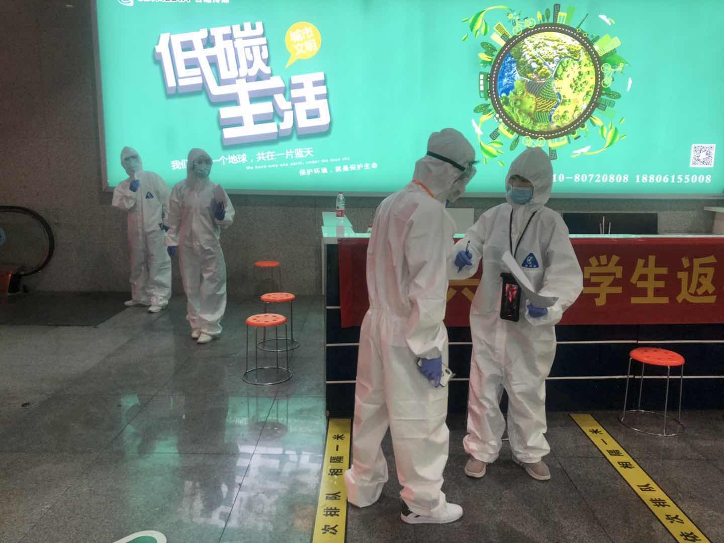 图为学院党委副书记虞岚率领党员志愿者赴嘉兴南站迎接返校学生2.jpg 图为学院党委副书记虞岚率领党员志愿者赴嘉兴南站迎接返校学生2.jpg