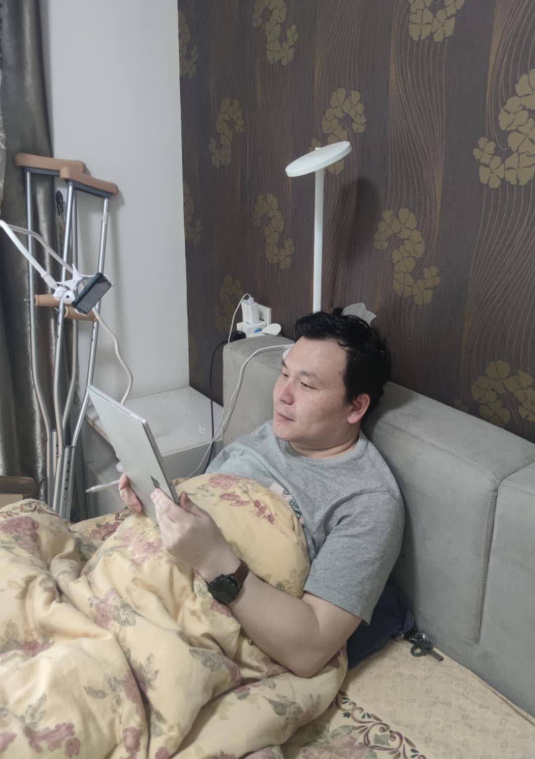 图为屈正林老师床上进行毕业论文答辩.jpg 图为屈正林老师床上进行毕业论文答辩.jpg