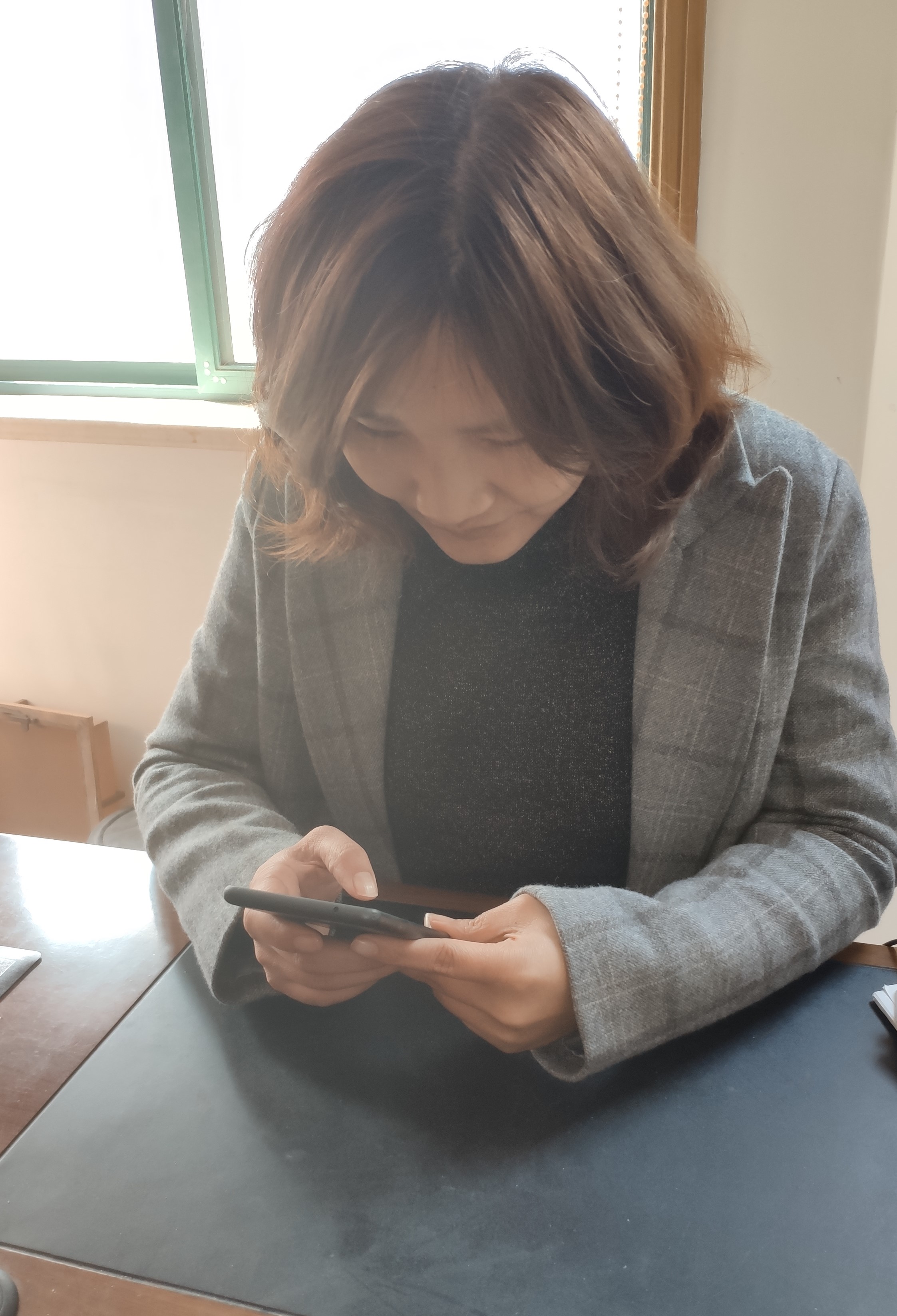图为唐永梅老师为咨询者提供法律服务.jpg